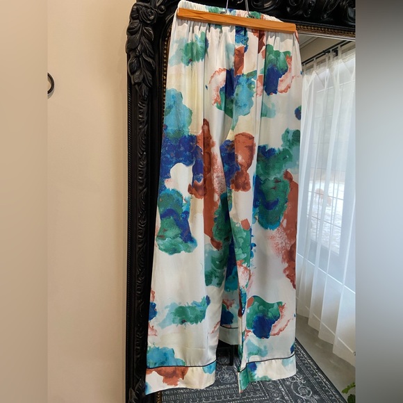 Two piece, satin, multi coloured outfit, with black piping. - Picture 9 of 11